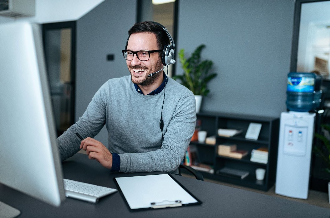 Porträt eineslächelnden Mannes mit Headset.